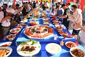 夏季顶流！潜江万人同尝龙虾宴图片