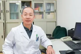 不痛不痒查出来可能就晚了，男性乳腺癌也要引起重视图片