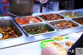 两荤一素12元还能送上门，武汉一食堂“红”了图片