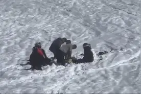新疆可可托海滑雪场一男子滑至野雪区受伤身亡，当地上月曾发公告严禁滑野雪图片
