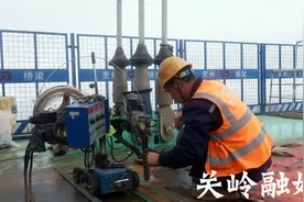 花江峡谷大桥建设稳步推进 嵌缝板焊接即将完成图片