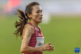 全国田径大奖赛第五站：许双双夺得女子5000米冠军图片