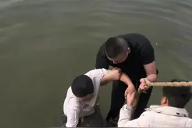 两男孩在景区外钓鱼落水，游客下水救人，景区：终生免票图片