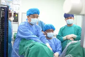 青岛大学附属医院泌尿外科成功开展胶东首例经尿道前列腺悬扩术图片