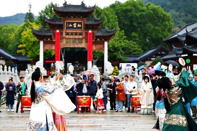 最热闹的戏配最火红的叶，本周末不来栖霞山血亏！