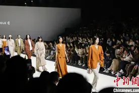 2024春夏上海时装周开幕 主秀场上演“春夏天空”图片