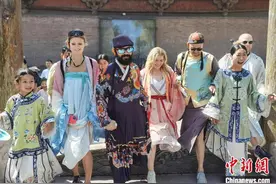 美国青年身着汉服“穿越”古城体验中国传统文化图片