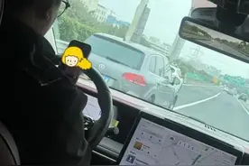 女子举报丈夫边开车边看美女视频，交警：记3分罚50元！图片