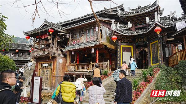 守护萨岁！网络达人深入侗寨，以实景游戏唤醒沉睡的非遗技艺