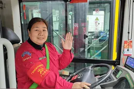 方向盘后的飒爽身影！广州这位女公交车长一年收到4封感谢信图片