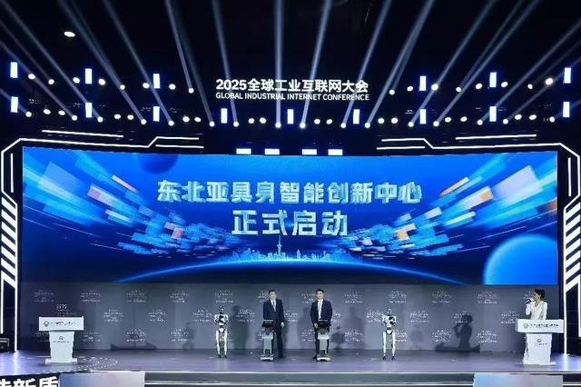 太灵了！会倒水、能设计！在沈阳体验具身智能机器人→