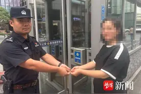 女子逛商场丢失金手链，好心人捡到主动上交图片