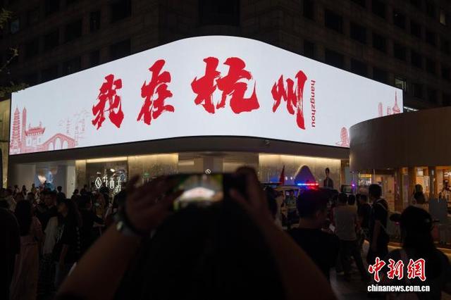 国庆中秋长假首日 杭州西湖景区人气旺