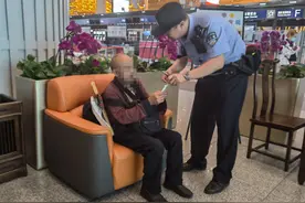 失聪老人因无法交流迟迟不能登机 首都机场民警接力护送：我们是您的耳图片
