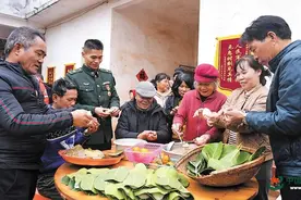 英雄全家福丨一等功臣柯东贤与被救群众温情相聚图片