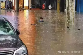 武汉发布暴雨临灾警报！武大校门口被淹，“有人过马路积水接近胸口”！保卫部：积水基本已消退，目前水到脚踝处图片
