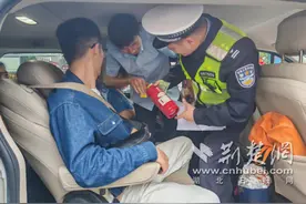 辖区客运车辆拒绝带病上路 襄阳高新警方开展“平安行”宣传活动图片