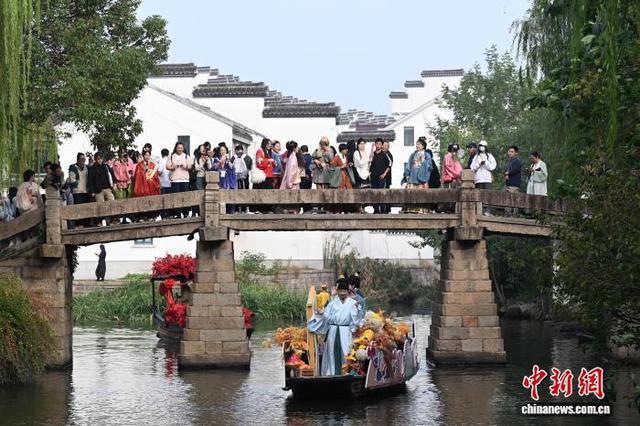 浙江西塘古镇上演水上汉服巡游