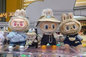 一个泡泡玛特LABUBU玩偶身价等于23克黄金 济南所有门店无现货图片