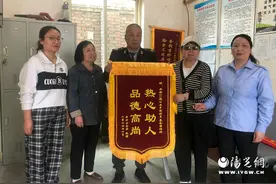 公交人爱心接力助孩童回家图片