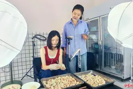 女店主直播拔鸡毛引万人观看：让更多人能爱上鸡屁股这道美味图片