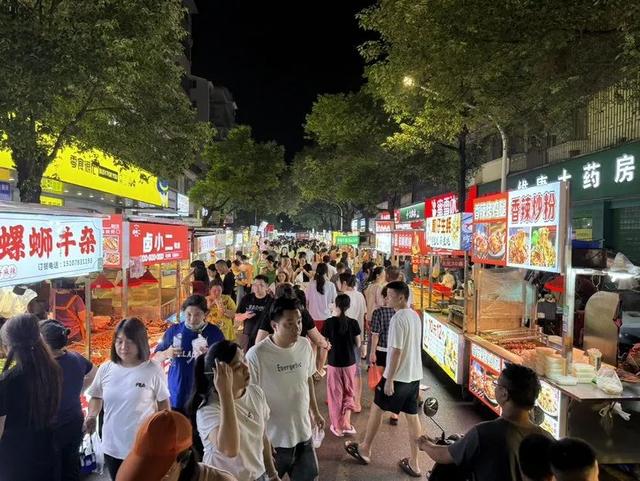 舌尖盛宴！桂林夜市逛吃攻略！这些小吃没吃过等于白来……