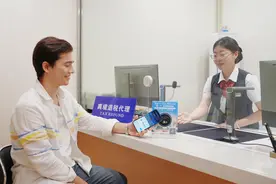 深圳促入境游消费，全国率先海陆空口岸市区都支持入境游客“碰一下”退税图片