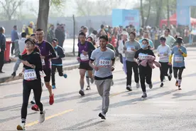 （体育）全民健身——运动迎航天日图片