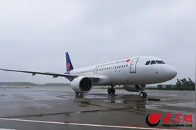 盛夏喜雨中，青岛航空第38架新飞机入列图片