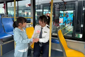 致敬母爱！公交妈妈和女儿联手打造母亲节主题车厢图片