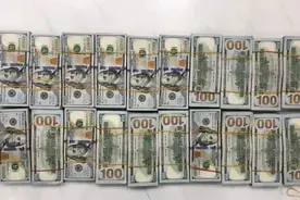 男子身绑20万美元现钞出境，被查获！图片
