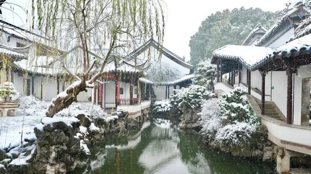 金陵飞雪讯，静待秦淮妆
