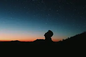 1年69亿公里，地球在银河系中狂奔，为啥天上星星的位置却不变？图片