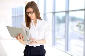 你有没有发现，40多岁的女性在职场上慢慢消失了......图片