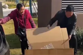 大老板开车帮妈妈收废纸箱子，评论区反应更值得一看图片