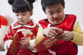 亲戚给孩子500红包，她家2个娃，咋回礼？宝妈的做法显情商高图片