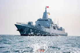 055单舰突击美国航母编队？被授予“时代楷模”的南昌舰干了什么图片