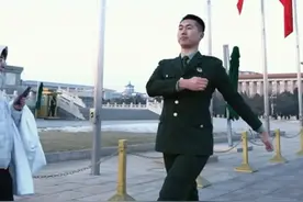 令人不舍！原天安门升旗手张自轩带父母回到他曾经战斗的地方图片