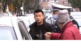 娃娃车上要尿尿，脚碰油门撞了车@抖音短视频视频封面