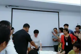 怎样把硬肚皮变软？经络推拿开中脘！美女分享视频封面