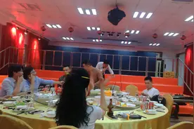 一位温州老板公司开张宴席上这样玩，你有什么想法？视频封面