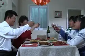 祈望：丈夫送妻子项链，胖女儿嫌弃太丑，不料妻子却乐开了花视频封面