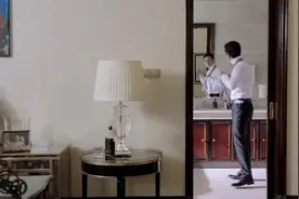 妻子给丈夫系领带，不料老婆太漂亮了，老公忍不住盯着看，贼逗！视频封面