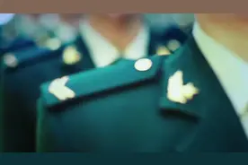 部队允许军人穿军装外出，却为何无人穿？真相让我们羞愧