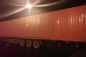 21.28米！集装箱车超长6米多，交警让他现场切割，费用自理！