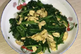 突然想吃韭菜炒蛋，秋天里的韭菜鲜嫩可口韭菜炒鸡蛋可是经典搭配视频封面