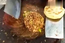 在飞机上遇见个“熟人”，你说我是该不该跟他打招呼呢在线等视频封面