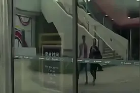 母亲和儿子逛商场，不料碰到前儿媳，得知生了双胞胎，母亲蒙啦视频封面