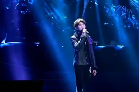 TFBOYS王源演唱会现场，现场演唱《追光者》，好听到不行！视频封面