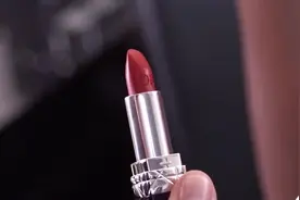 迪奥首席化妆师为黑人妹子试色Dior999口红，感觉莫名喜感视频封面